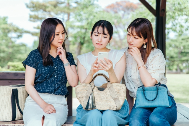 悩む女性たち